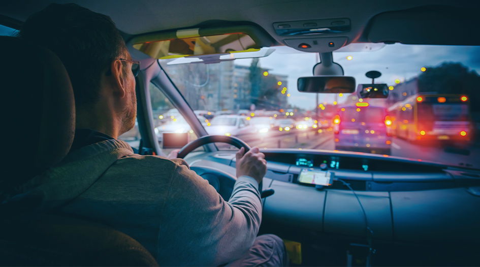 Un homme conduit sa voiture et se demande dans quelle mesure l’assurance sans égard à la responsabilité le touche.