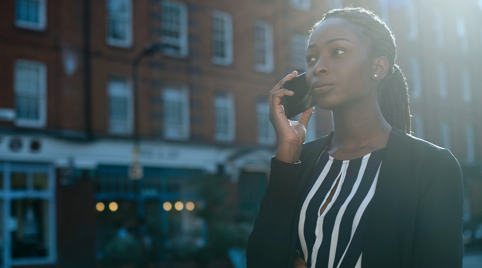 Une femme est au téléphone cellulaire, illustrant quoi faire si votre voiture est volée.