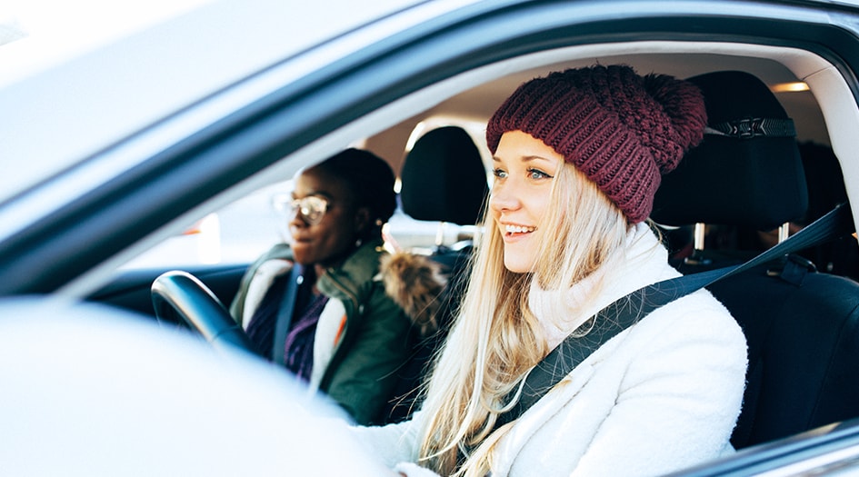 Deux femmes font un essai routier, montrant l’un des principaux conseils à suivre lors de l’achat d’une voiture d’occasion.