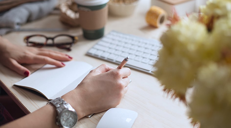 Une femme écrit dans un journal alors qu’elle élabore un système d’inventaire des biens et vous montre comment commencer.