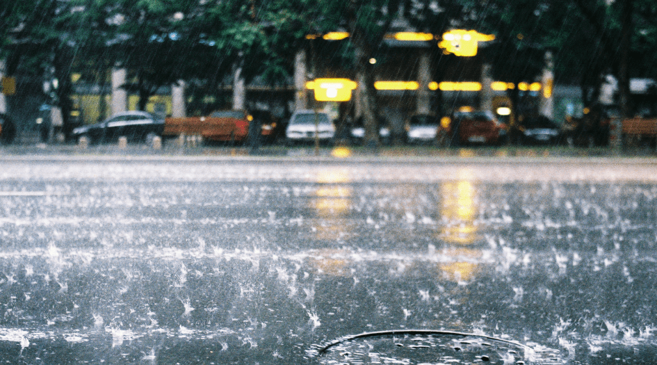 De fortes pluies démontrent pourquoi vous devez protéger votre entreprise contre les dommages causés par les inondations.