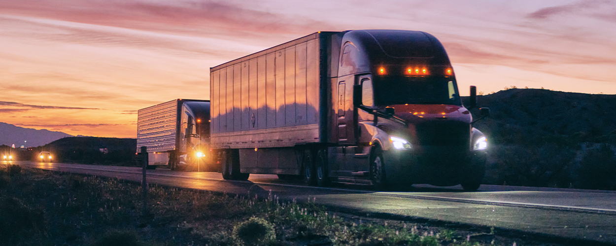 Un camion de transport circulant sur l'autoroute