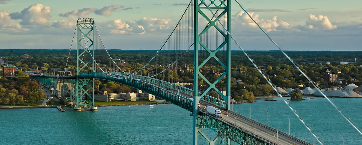 Vue aérienne d'un grand pont enjambant une rivière