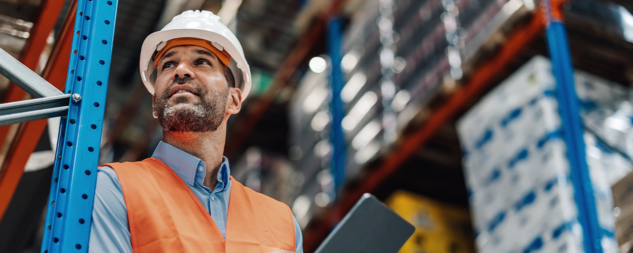 Une personne tenant un bloc-notes sur le chantier