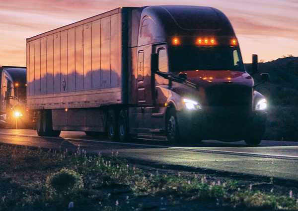 Un camion de transport circulant sur l'autoroute