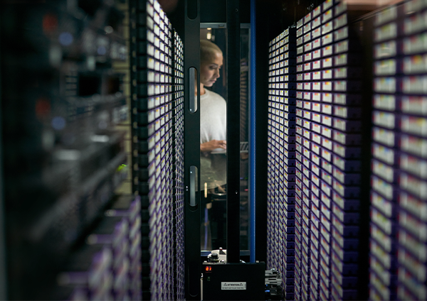 Une personne travaillant dans une salle serveur