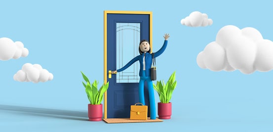 une femme heureuse debout devant sa maison