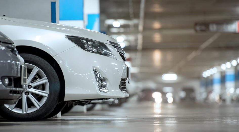 Une berline blanche est stationnée dans un stationnement souterrain, illustrant les voitures les plus volées au Canada.