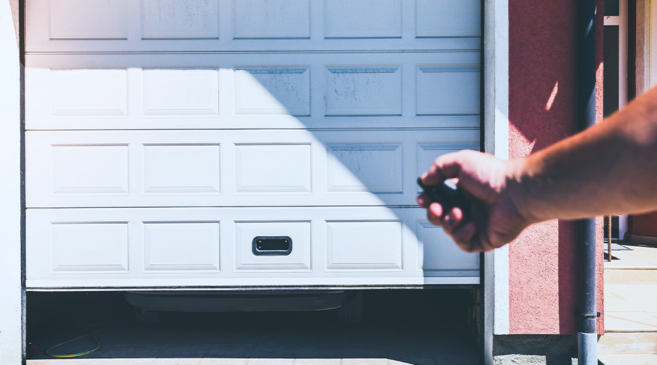 Une porte de garage se referme afin d’illustrer l’une des façons de se protéger contre le vol de convertisseur catalytique.