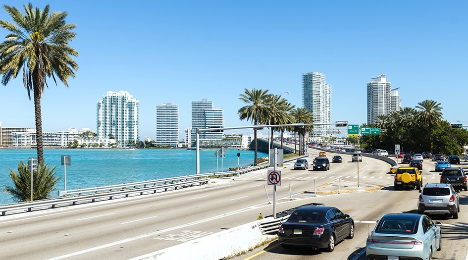 Ce que vous devez savoir sur votre assurance auto canadienne lorsque vous êtes aux É.-U., illustré par une autoroute.