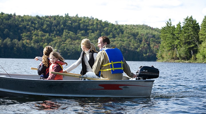Avant de naviguer sur un lac cet été, tout comme cette famille à bord d’un bateau à moteur, suivez ces cinq conseils de navigation.