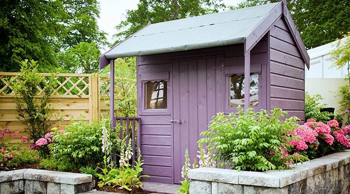 Suivez toujours ces étapes importantes avant d’entamer la construction ou l’installation d’un nouveau cabanon, comme ce cabanon violet dans la cour.