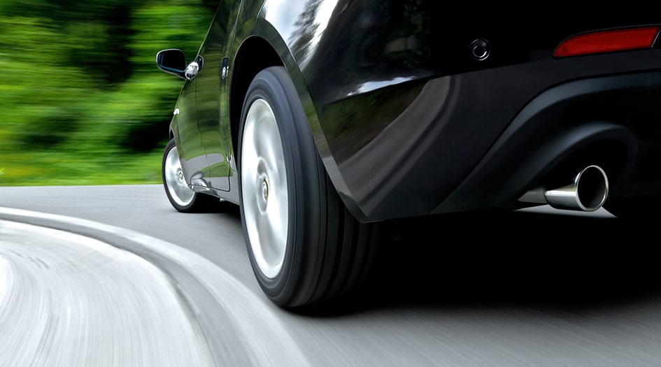 Gros plan des pneus d’un véhicule pendant qu’il roule illustre l’influence des véhicules autonomes l’assurance auto.