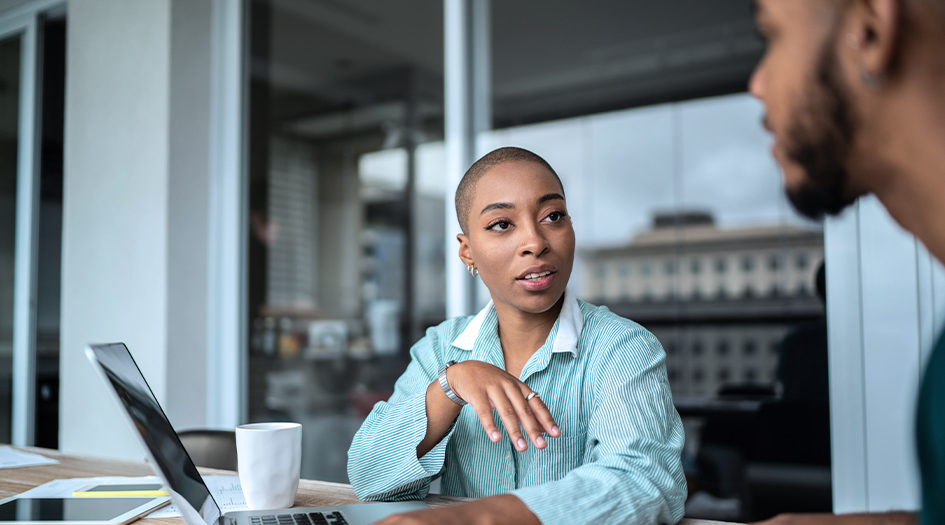 Un homme et une femme se demandent si leur cote de crédit peut avoir une incidence sur leur prime d’assurance.