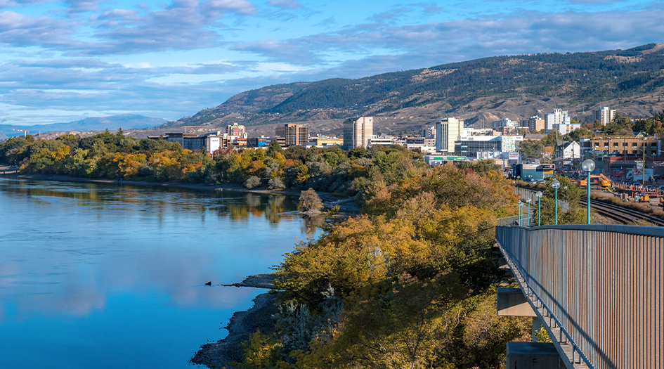 Un paysage urbain se reflétant dans l’eau illustre ce que vous devez savoir sur l’assurance des tremblements de terre.
