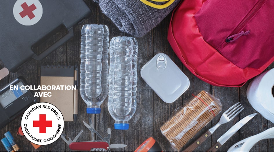 Un gros plan sur de la nourriture et des articles de secours illustre ce que vous devriez ajouter à votre trousse d’urgence.