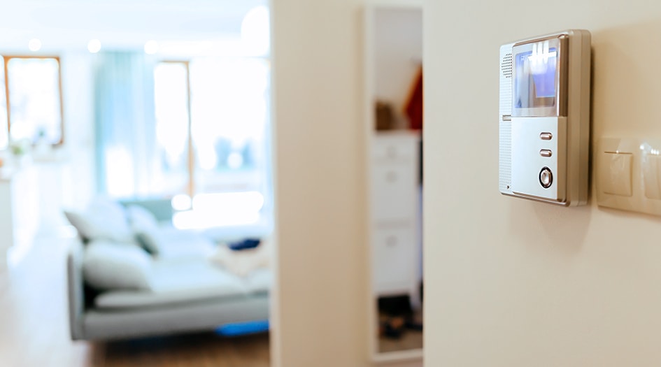 Un système de sécurité un mur dans une maison souligne les avantages et les inconvénients entre les systèmes de sécurité en télésurveillance ou en circuit fermé.